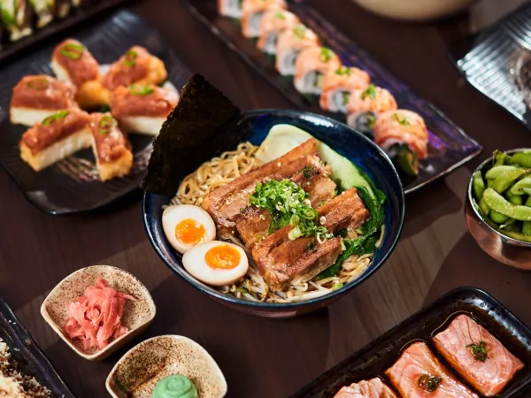 NOONBAR Tafel mit Ramen und Sushi