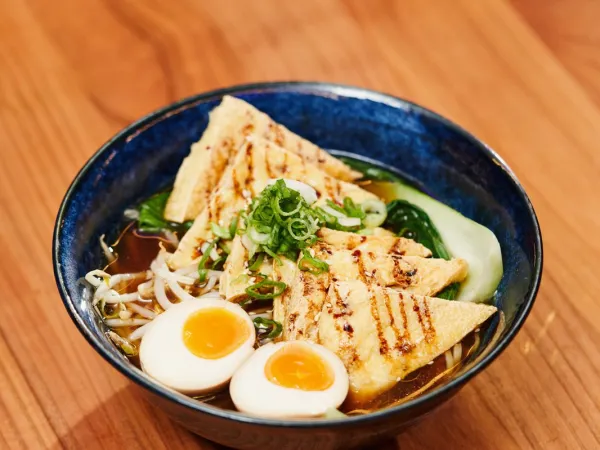Ramen mit gegrilltem Tofu und Ei