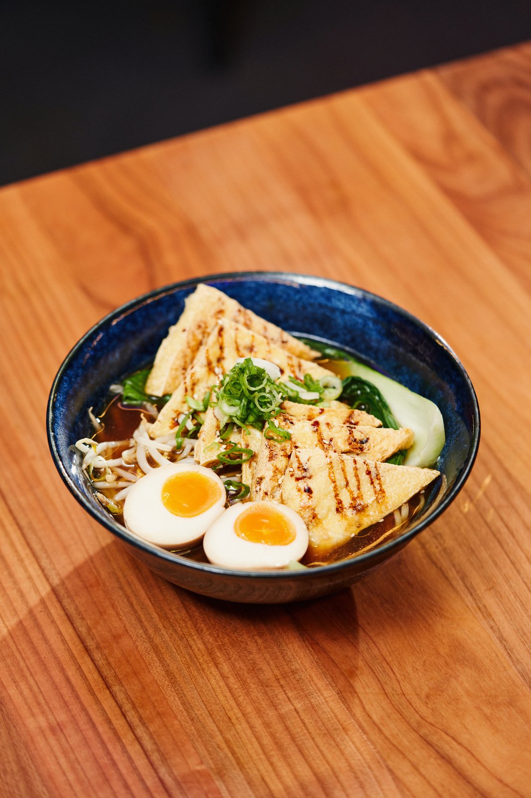 Ramen mit gegrilltem Tofu und Ei