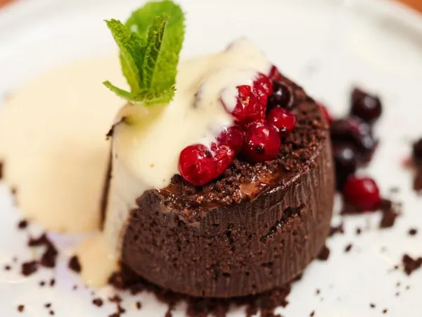 Schokoladenkuchen mit Beeren