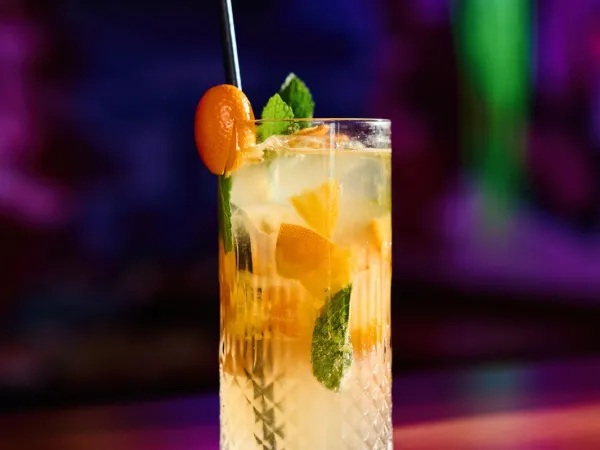 Signature Cocktail mit Neonlicht