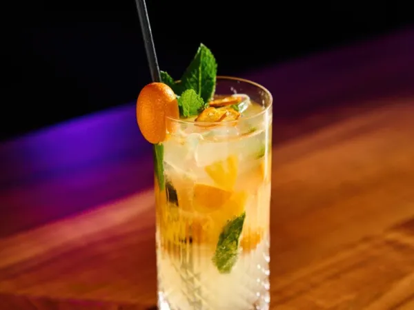 Highball Cocktail an der Bar